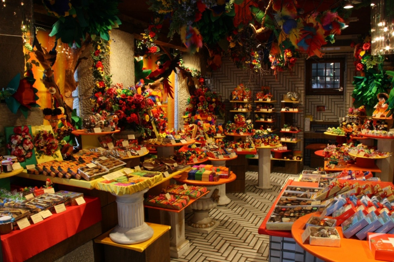 boutique-ROQUEBILLIERE-min_candy_store_chocolate_shop_chocolate_switzerland-393515