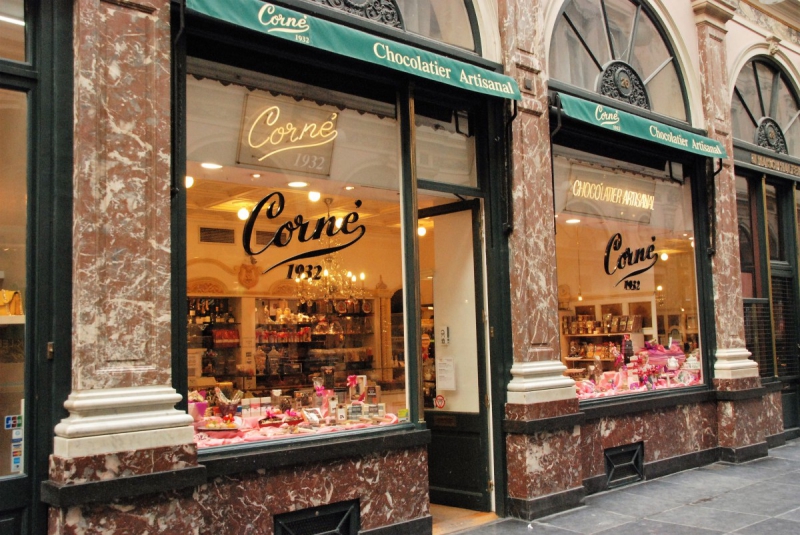 boutique-ROQUEBILLIERE-min_chocolate_chocolaterie_shop_luxury_chic_gallery_brussels_belgium-558146