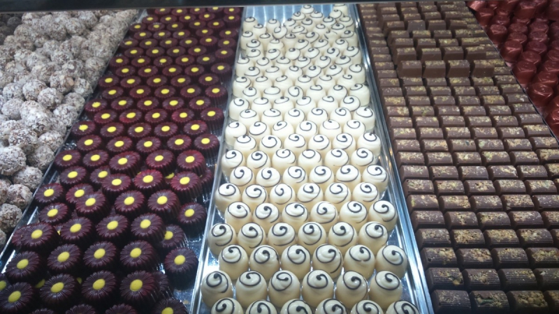 boutique-ROQUEBILLIERE-min_chocolates_milk_chocolate_white_chocolate_truffles_candy_food_treat_cacao-1213769