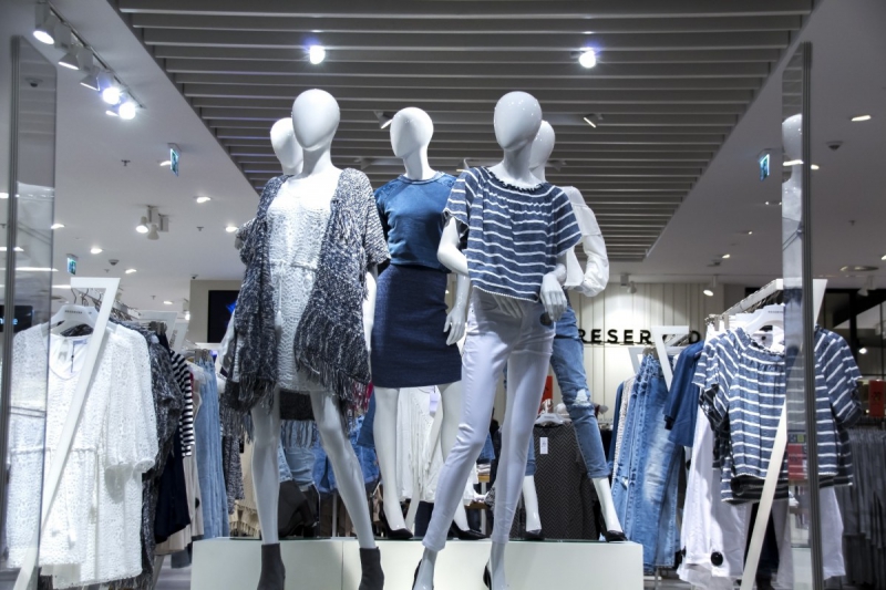 boutique-ROQUEBILLIERE-min_shopping_mall_shop_windows_fashionable_clothes_feminine_weakness_the_temptation_slender_women_mannequin_lifestyle-1044785
