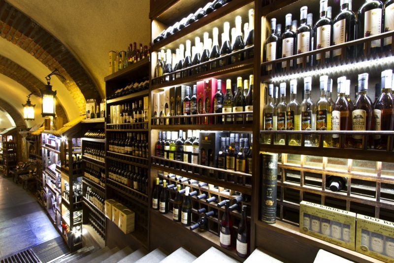 boutique-ROQUEBILLIERE-min_world_street_travel_shop_canon_georgia_wine_bottles-429767